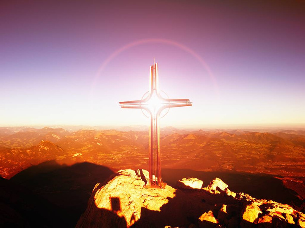 Lente llamarada luz, fuerte efecto. Cruce en pico. Crucifijo de hierro en la cima de la montaña en Alp
 - Foto, imagen