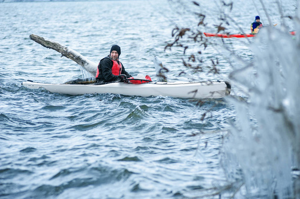 kayak d'hiver sur la rivière en Ukraine 26
 - Photo, image