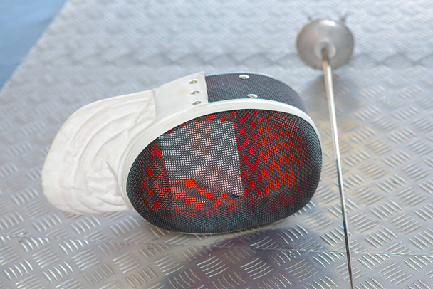 Fencing visor and foil - Foto, afbeelding