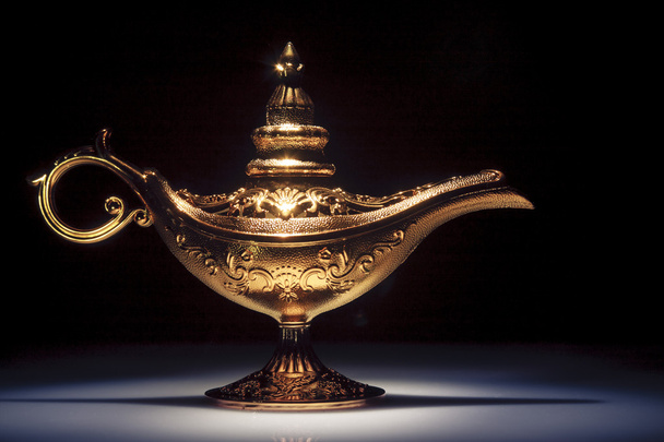 Magic Aladdin's Genie lamp op zwart - Foto, afbeelding