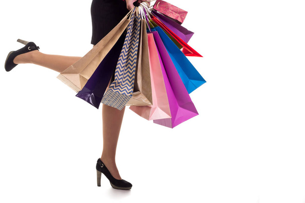 Нижний крупный план, женщина бежит держа пакеты с покупками и пака
 - Фото, изображение