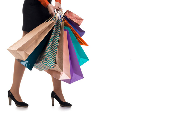Bas gros plan, marchant fille tenant des sacs en papier shopping et pac
 - Photo, image