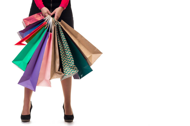 Primer plano inferior, standng mujer sosteniendo bolsas de papel de compras y pa
 - Foto, imagen