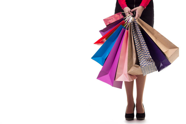 Χαμηλότερη γκρο πλαν, standng κορίτσι εκμετάλλευση ψώνια χαρτί σακούλες και pac - Φωτογραφία, εικόνα