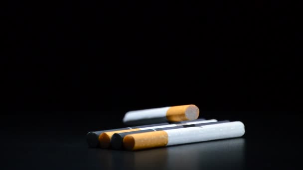 Sigaretten tabak draaien op zwarte achtergrond - Video