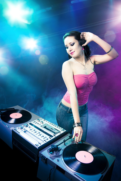 Hermosa chica DJ en el club
 - Foto, imagen