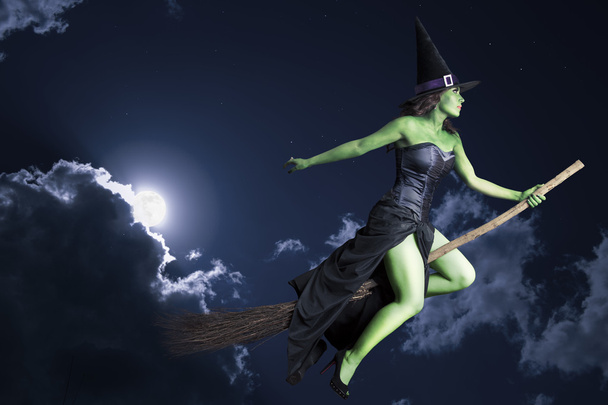 Bruja de Halloween volando en palo de escoba
 - Foto, imagen