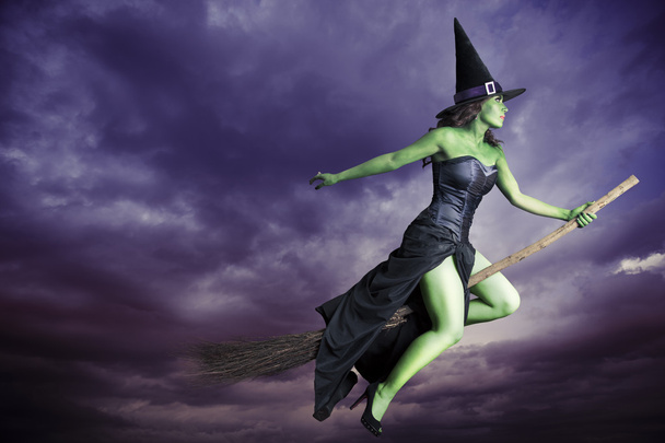 uçan süpürge üzerinde halloween cadı - Fotoğraf, Görsel
