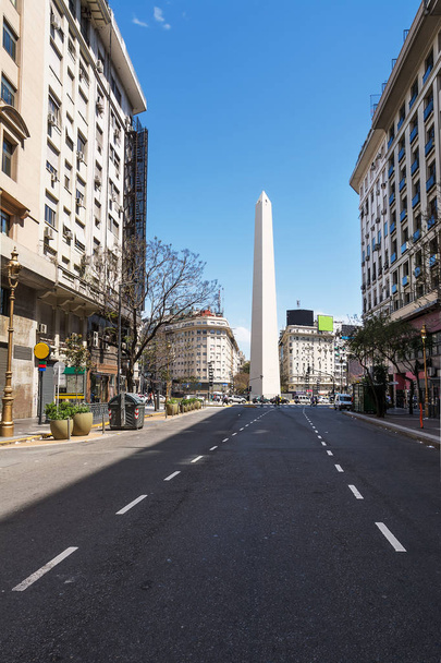 Obelisco da Avenida Roque Saenz Pena em Buenos Aires
 - Foto, Imagem