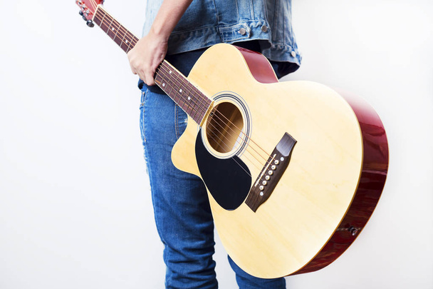 Taustakuva muotokuva nuori taiteilija tilalla kitara
 - Valokuva, kuva