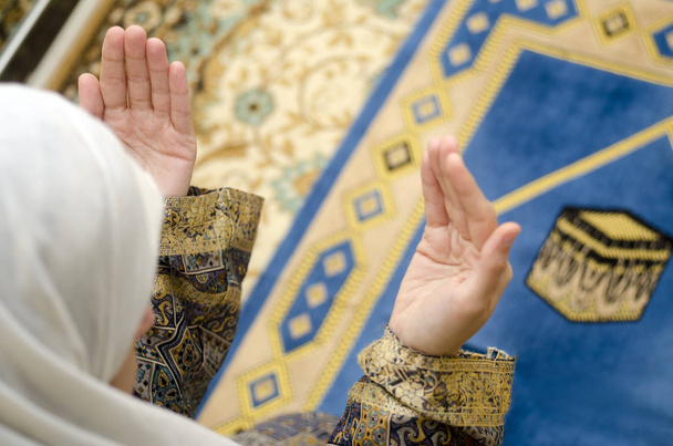 Руки молитви жінки сидять на килимку
  - Фото, зображення