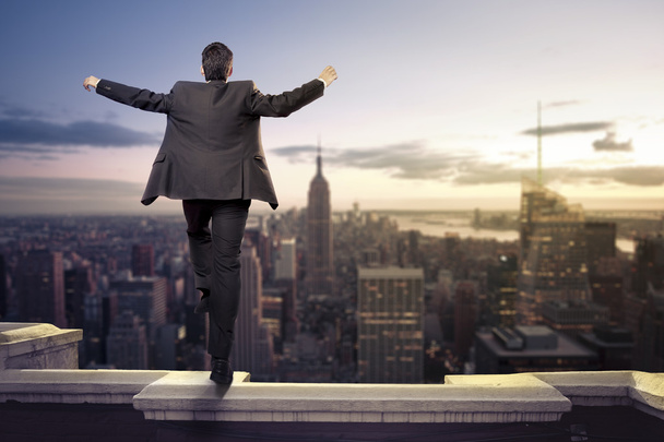 ニューヨーク市の上に開いた腕と立っている実業家 - 写真・画像