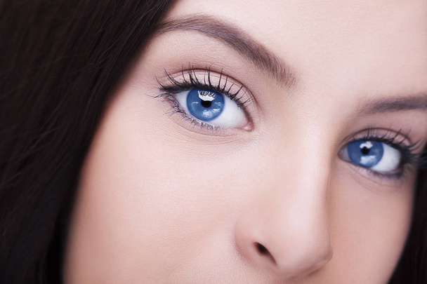 Mooie inzichtelijke look blauw vrouw ogen - Foto, afbeelding