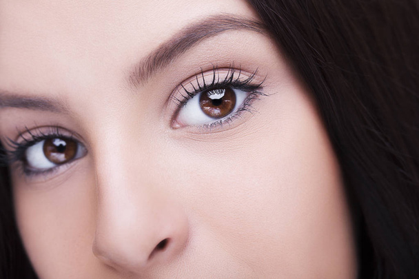 Güzel anlayışlı bakışlar Kahverengi kadın gözleri - Fotoğraf, Görsel
