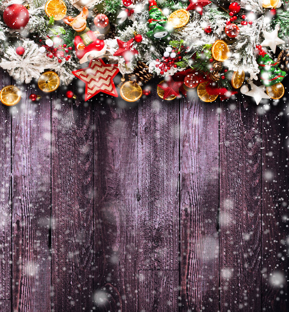 Feliz Navidad marco con nieve y madera real pino verde, bolas de colores
 - Foto, imagen