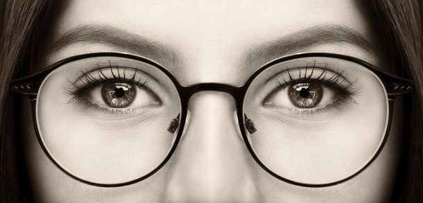 Beautiful young woman wearing glasses. Close-up shot - Foto, Imagen