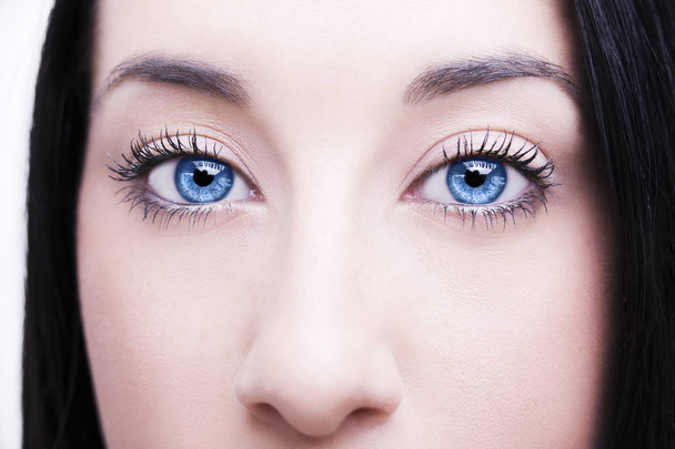 Kaunis oivaltava ilme ruskea naisen silmät - Valokuva, kuva