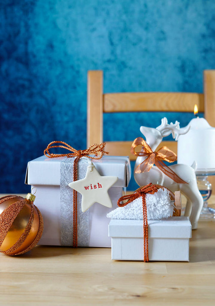 Natal festivo cobre e presentes brancos
 - Foto, Imagem