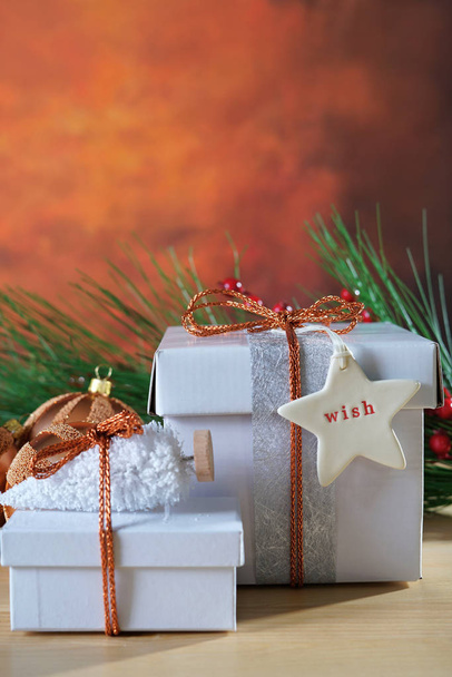 Feestelijke kerst koper en wit geschenken - Foto, afbeelding