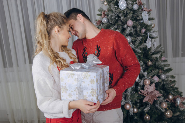loving couple decorating Christmas tree - Φωτογραφία, εικόνα