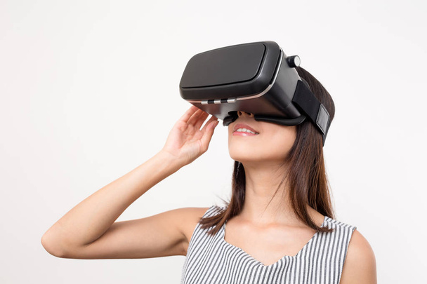 Kobieta korzystająca z zestawu słuchawkowego wirtualnej rzeczywistości - Zdjęcie, obraz