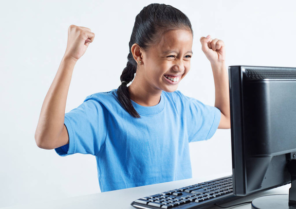 Chica alegre con un ordenador
 - Foto, imagen