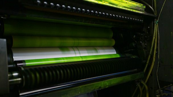 máquina de tipografia de imprensa impressa no trabalho
 - Filmagem, Vídeo