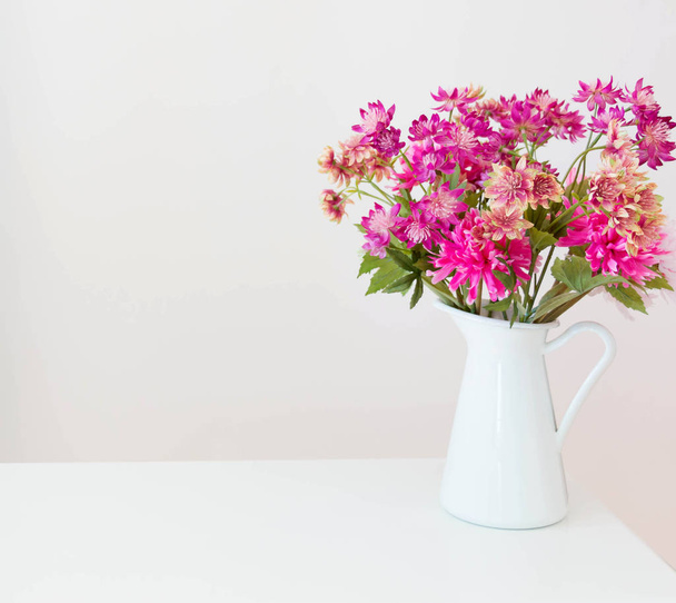 flores em vaso branco
 - Foto, Imagem