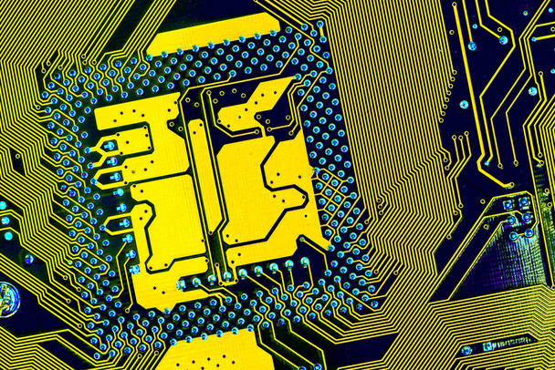 Placa base de ordenador en color azul ácido amarillo
 - Foto, imagen