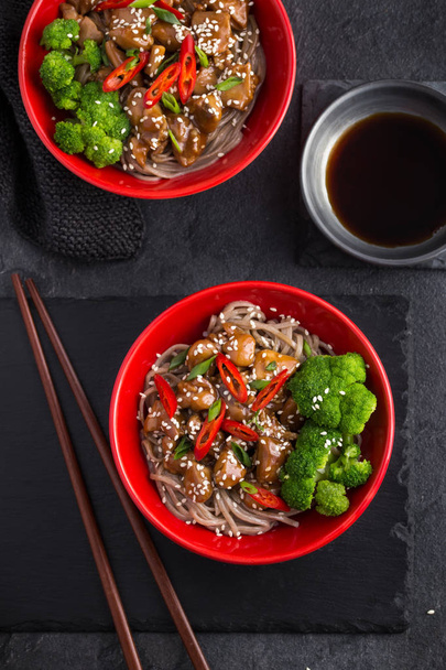 soba noodle with teriyaki chicken and broccoli - Фото, изображение