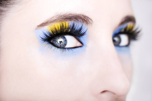 Hermosa mirada perspicaz ojos de mujer azul
 - Foto, Imagen