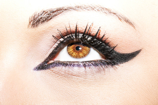 Коричневый глаз женщины с чрезвычайно длинными ресницами - Фото, изображение