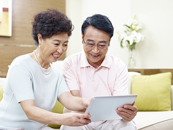 Senior Azjatki pary razem przy użyciu komputera typu tablet - Zdjęcie, obraz