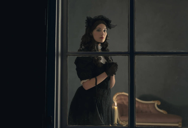 Викторианка в черном платье
  - Фото, изображение