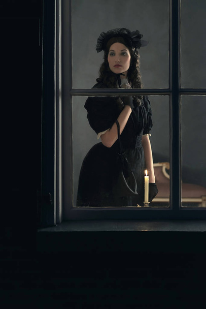 Вікторіанської жінка в чорному платті  - Фото, зображення