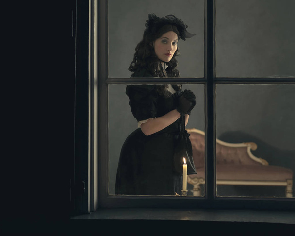Viktorianische Frau im schwarzen Kleid  - Foto, Bild