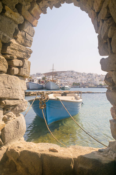 Παλιά βάρκα στο νησί της Πάρου, στην Ελλάδα. Θέα από το εσωτερικό το κάστρο Καστέλλι. - Φωτογραφία, εικόνα
