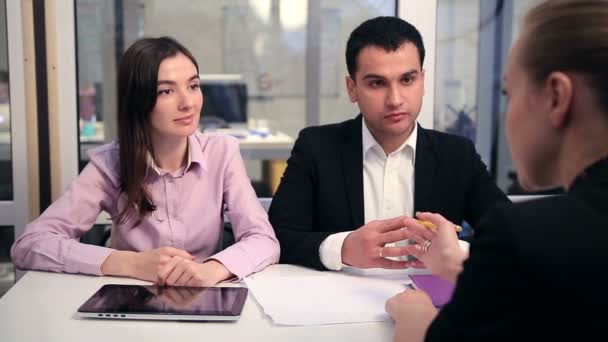 Junges Paar trifft sich mit Finanzberater - Filmmaterial, Video