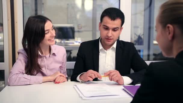 Couple souriant signant contrat d'achat d'une maison
 - Séquence, vidéo