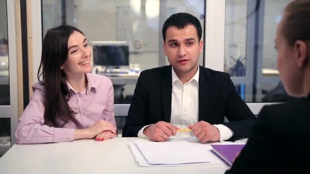 Joyeux couple signant un contrat immobilier
 - Séquence, vidéo