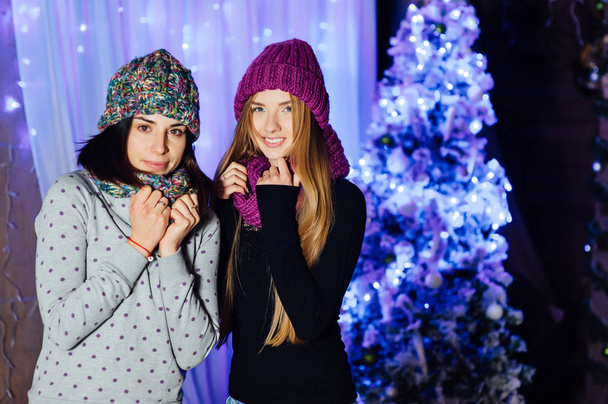 Two beautiful girls in hat and scarf - Valokuva, kuva