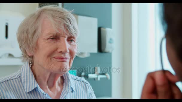 Doctor Examining Senior Female Patient - Materiał filmowy, wideo