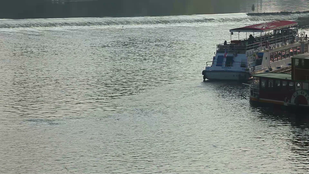 Kedvtelési célú hajók áthelyezni a Moldva folyó idő telik el - Felvétel, videó