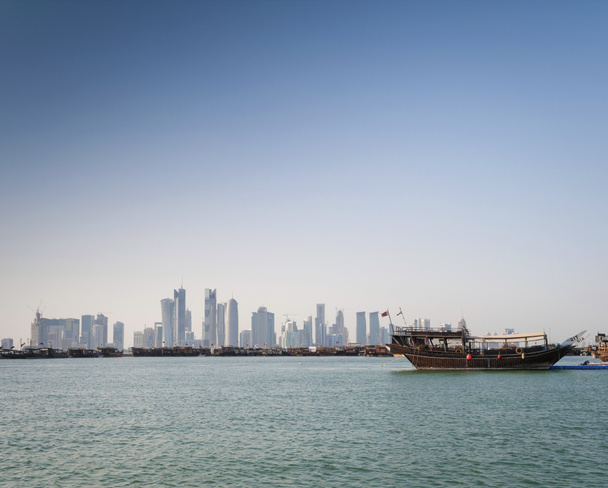 doha ciudad urbano horizonte vista y dhow barco en qatar
 - Foto, imagen