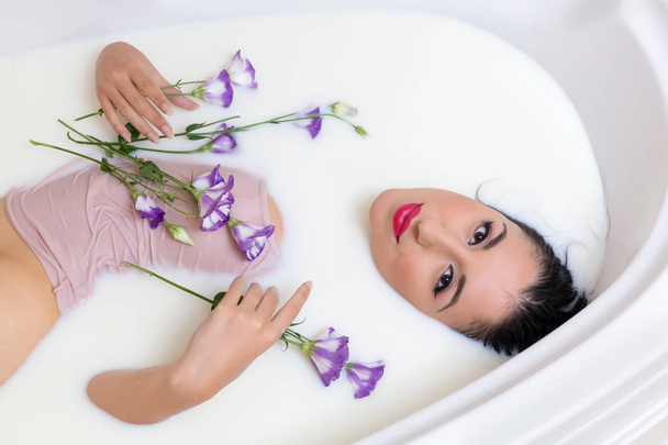Relaxing in milk bath - Valokuva, kuva