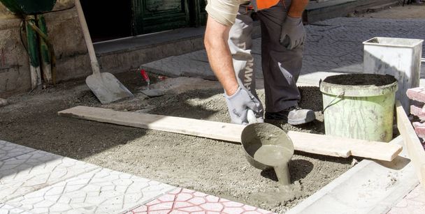 Dělník, odlévání cementová dlažba instalace - Fotografie, Obrázek