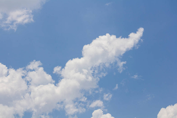 ciel bleu avec gros plan nuage - Photo, image