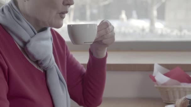 Profile of an old woman with wrinkles, blows to the tea has cooled - Filmmaterial, Video