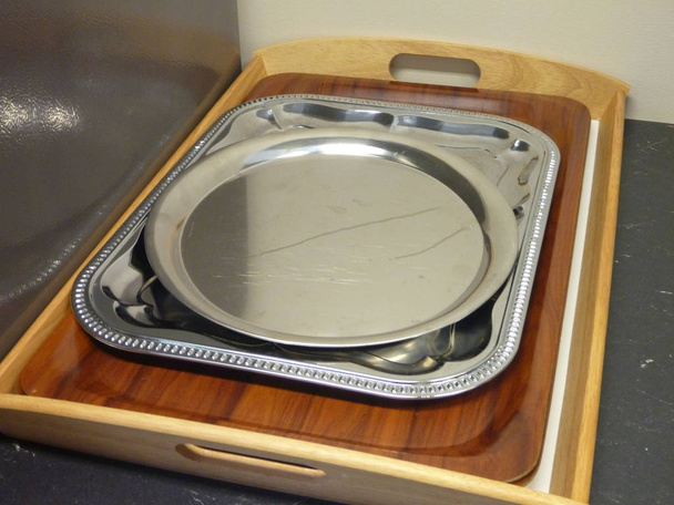 zilver platen voor het serveren van maaltijden - Foto, afbeelding