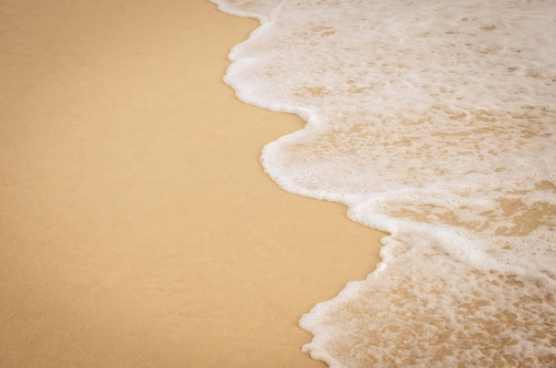 Kopiować miejsca gładkie fala plaża i piaszczyste tekstura tło. - Zdjęcie, obraz